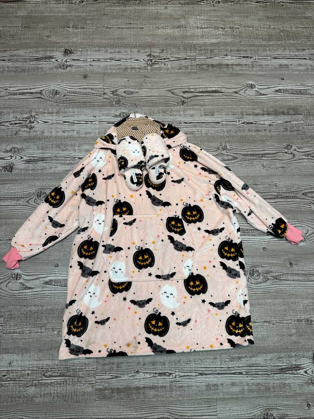 cupcakes & cashmere Pink Halloween Hooded Womens Robe with Pumpkin & Ghost Print